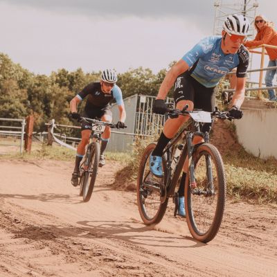 Mountainbikers in actie tijdens de MTB Zomercup Noord in Trimunt